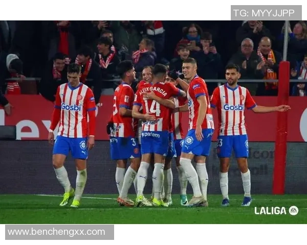 西甲激情对决巴黎圣日耳曼大胜里昂引发全场狂欢与热议